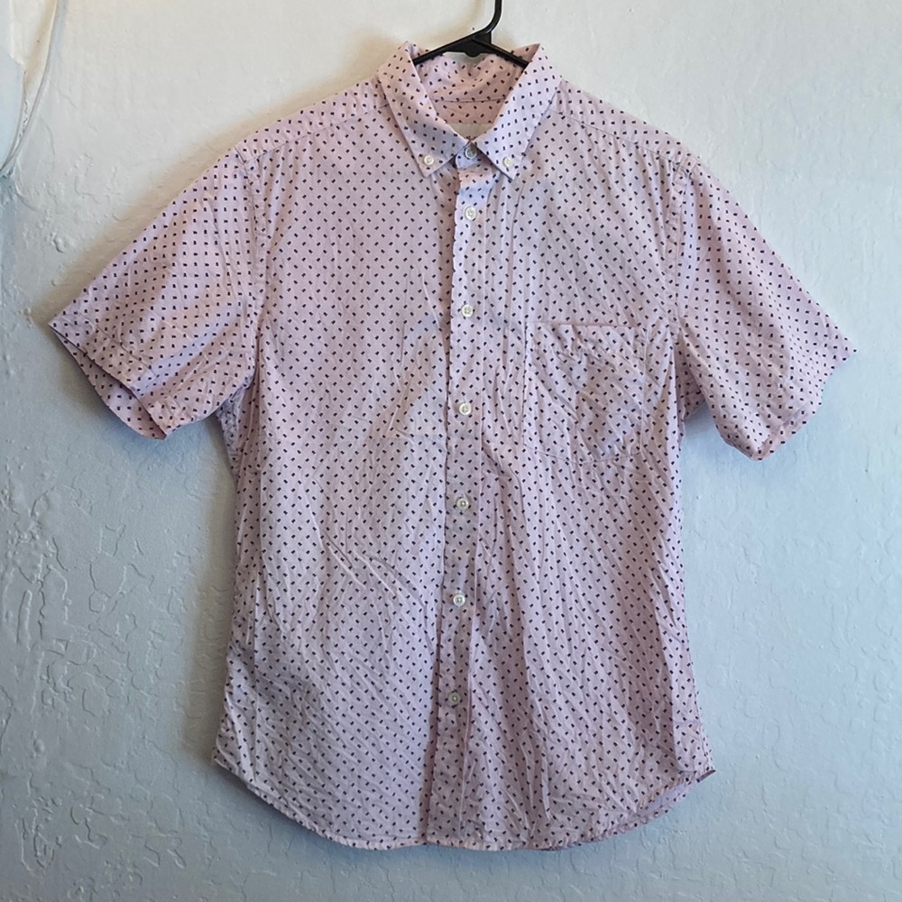 Light-pink arrow-patterned button up